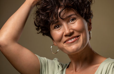 dra debora reis gerenciamento envelhecimento 3 Mulher de 40 anos de cabelos curtos e castanho. Ela usa blusa verde clara e sorri