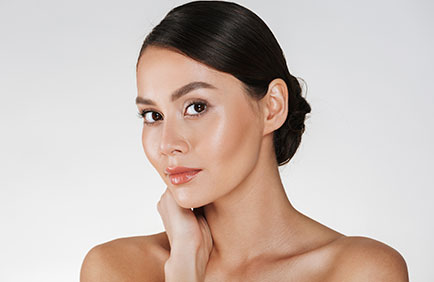 Dra. Débora Reis – Harmonização Facial Linda moça com leves traços orientais, está com os cabelos presos em coque para mostrar seu rosto após a harmonização facial