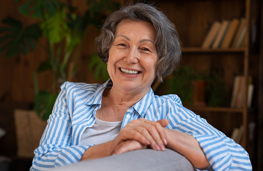 Mulher madura sorridente com aparência saudável após cuidados de rejuvenescimento facial