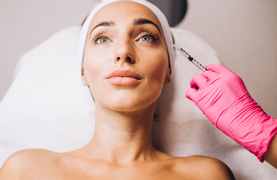 Aplicação de bioestimulador de colágeno na região do rosto para promover firmeza e rejuvenescimento