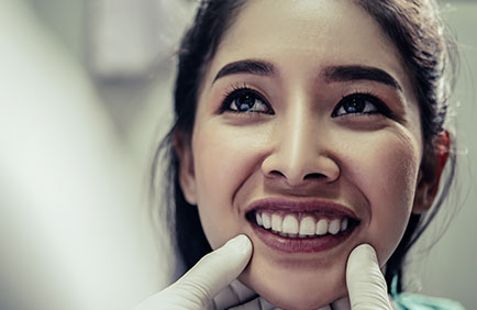 Dra Debora Reis – Gengivoplastia Paciente sorrindo após remodelagem gengival com resultado harmônico e natural
