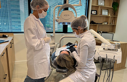 Dra Debora Reis – Laserterapia Aplicação de laser terapêutico intraoral durante tratamento odontológico com foco em alívio da dor e cicatrização
