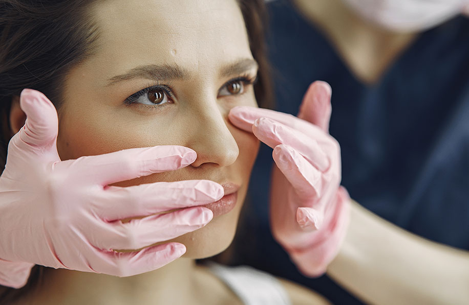 Avaliação da região nasal de paciente para rinomodelação estética não cirúrgica