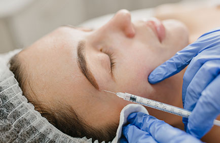 Dra Debora Reis – Toxina Botulinica | Botox Aplicação de toxina botulínica na testa de paciente em ambiente clínico
